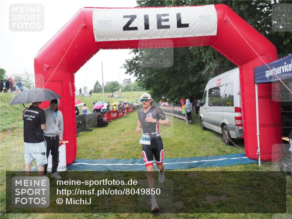 21.06.2025 - 27. Vierlanden-Triathlon MichiJ http://msf.ph/oto/8049850 15.06.2026 14:28:16 Ziel 1260 meine-sportfotos.de
