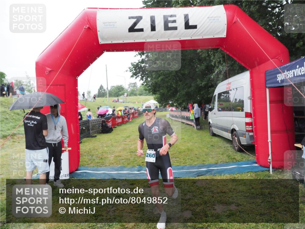 21.06.2025 - 27. Vierlanden-Triathlon MichiJ http://msf.ph/oto/8049852 15.06.2026 14:28:16 Ziel 1260 meine-sportfotos.de