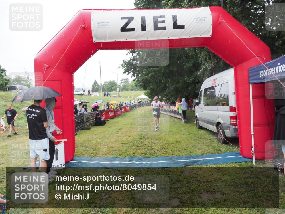 21.06.2025 - 27. Vierlanden-Triathlon MichiJ http://msf.ph/oto/8049854 15.06.2026 14:28:48 Ziel 1276 meine-sportfotos.de
