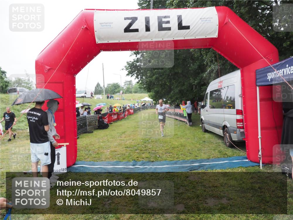 21.06.2025 - 27. Vierlanden-Triathlon MichiJ http://msf.ph/oto/8049857 15.06.2026 14:28:49 Ziel 1276 meine-sportfotos.de