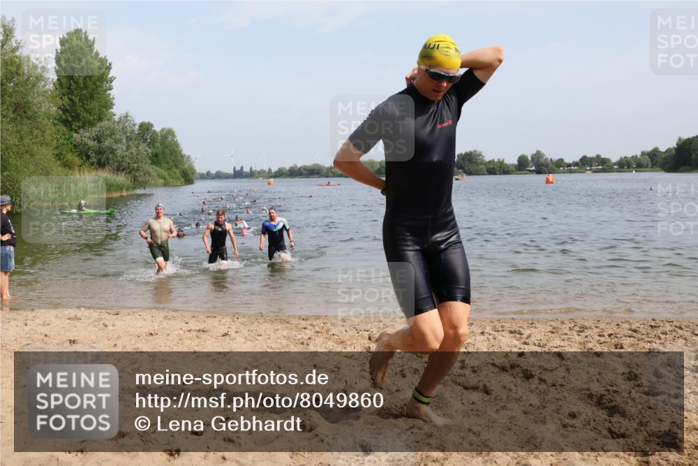 15.06.2025 - 27. Vierlanden-Triathlon Lena Gebhardt http://msf.ph/oto/8049860 15.06.2025 09:55:27 Schwimmen 272, 316, 327, 329, 335, 348, 353, 548 meine-sportfotos.de
