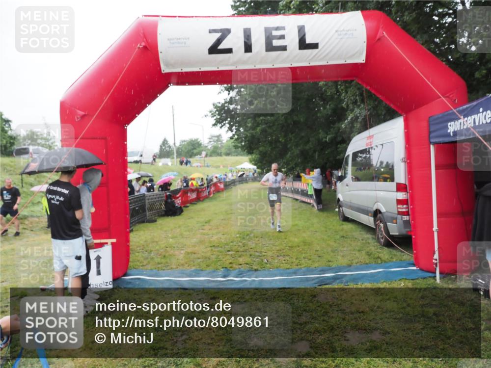 21.06.2025 - 27. Vierlanden-Triathlon MichiJ http://msf.ph/oto/8049861 15.06.2026 14:28:49 Ziel 1276 meine-sportfotos.de