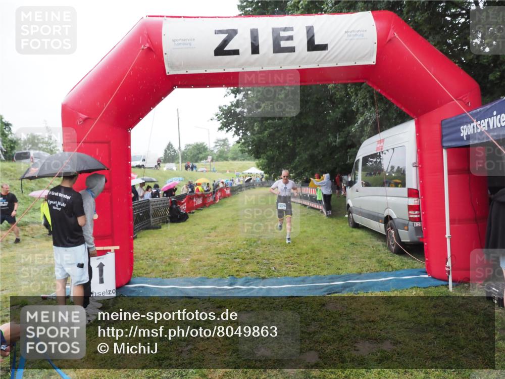 21.06.2025 - 27. Vierlanden-Triathlon MichiJ http://msf.ph/oto/8049863 15.06.2026 14:28:49 Ziel 1276 meine-sportfotos.de