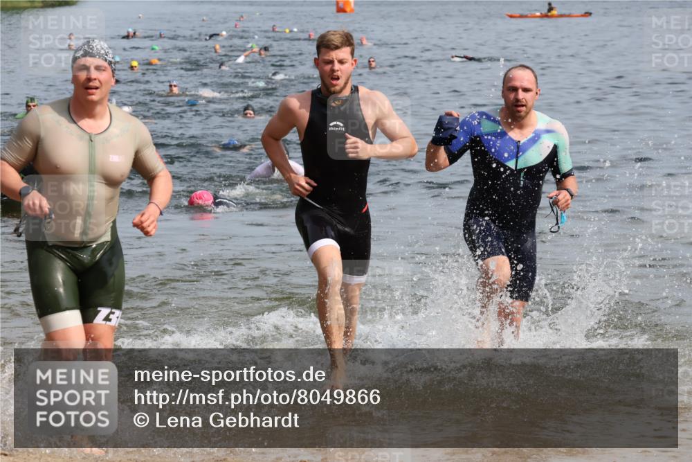 15.06.2025 - 27. Vierlanden-Triathlon Lena Gebhardt http://msf.ph/oto/8049866 15.06.2025 09:55:29 Schwimmen 272, 316, 327, 329, 335, 348, 353, 548 meine-sportfotos.de