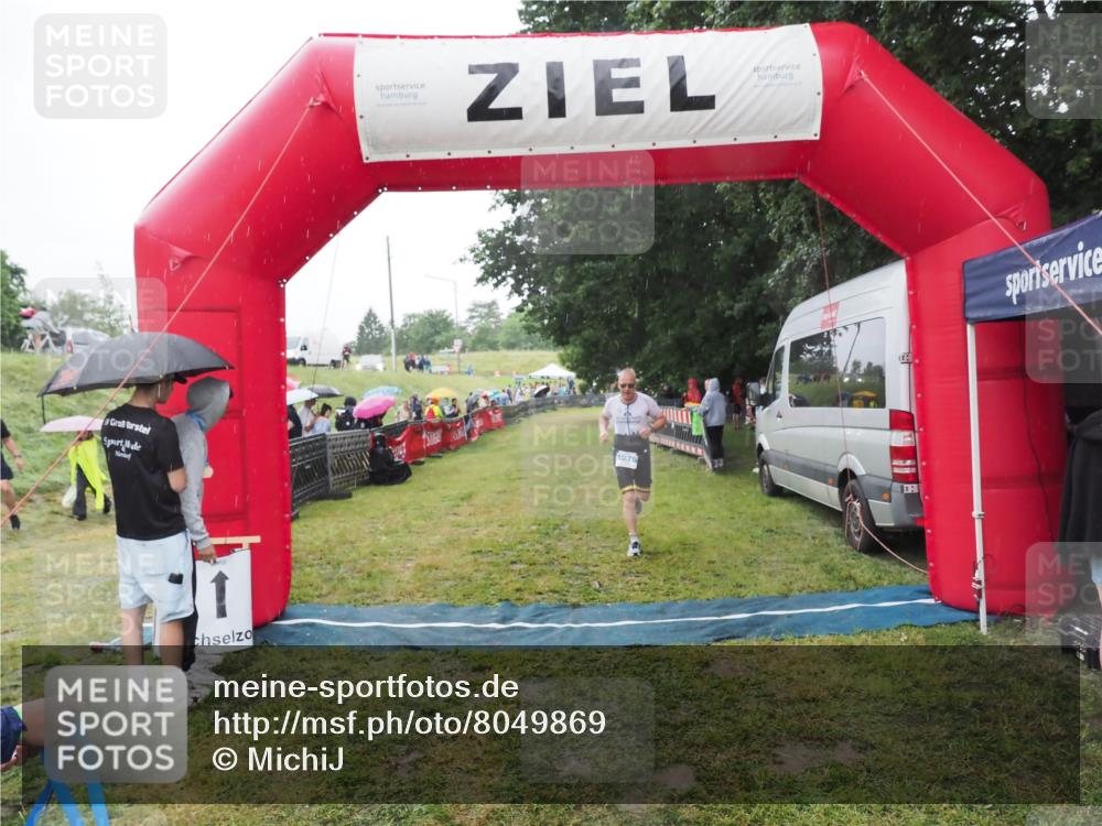 21.06.2025 - 27. Vierlanden-Triathlon MichiJ http://msf.ph/oto/8049869 15.06.2026 14:28:49 Ziel 1276 meine-sportfotos.de