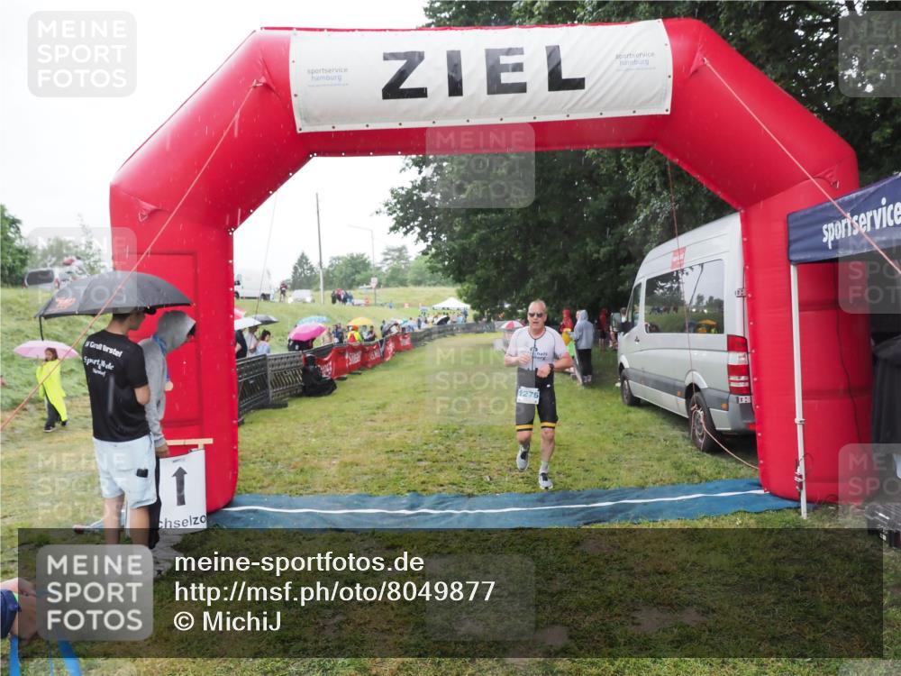 21.06.2025 - 27. Vierlanden-Triathlon MichiJ http://msf.ph/oto/8049877 15.06.2026 14:28:50 Ziel 1276 meine-sportfotos.de