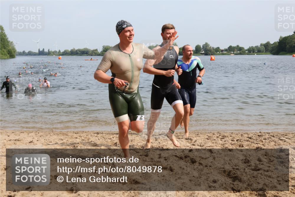 15.06.2025 - 27. Vierlanden-Triathlon Lena Gebhardt http://msf.ph/oto/8049878 15.06.2025 09:55:31 Schwimmen 272, 273, 316, 327, 329, 335, 348, 353, 548 meine-sportfotos.de