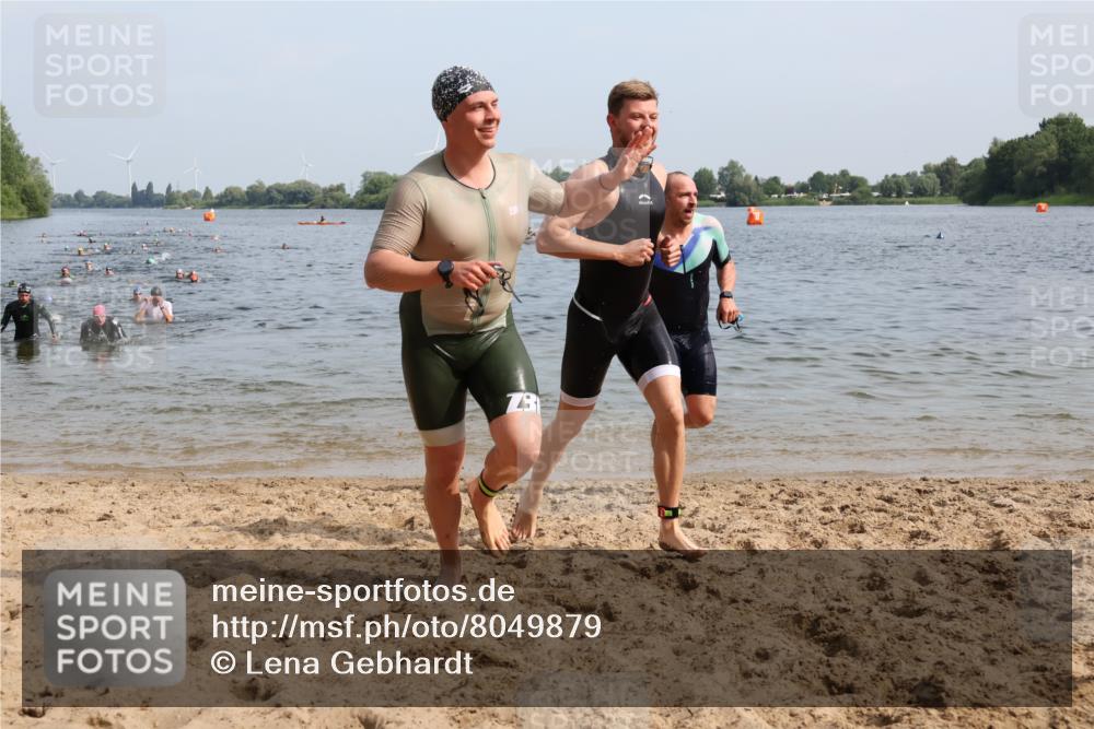 15.06.2025 - 27. Vierlanden-Triathlon Lena Gebhardt http://msf.ph/oto/8049879 15.06.2025 09:55:32 Schwimmen 272, 273, 316, 327, 329, 335, 353, 548 meine-sportfotos.de