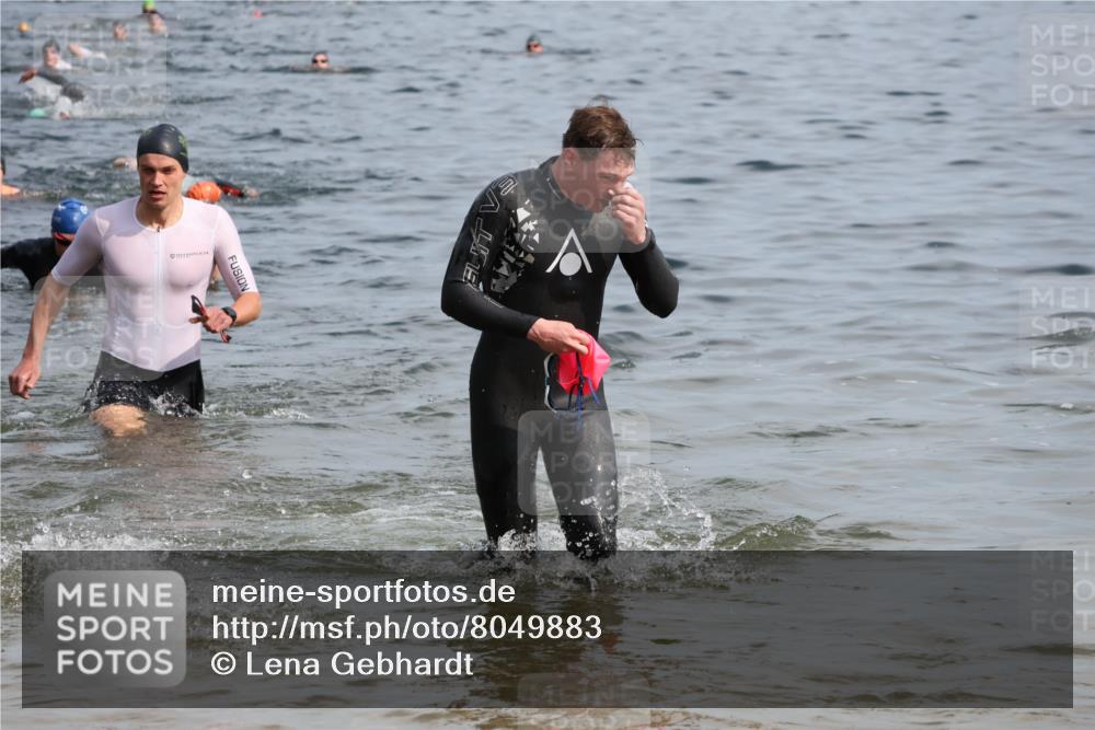 15.06.2025 - 27. Vierlanden-Triathlon Lena Gebhardt http://msf.ph/oto/8049883 15.06.2025 09:55:37 Schwimmen 272, 273, 300, 303, 329, 335, 548 meine-sportfotos.de