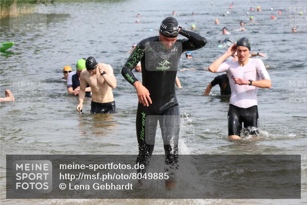 15.06.2025 - 27. Vierlanden-Triathlon Lena Gebhardt http://msf.ph/oto/8049885 15.06.2025 09:55:38 Schwimmen 272, 273, 300, 303, 329, 548 meine-sportfotos.de
