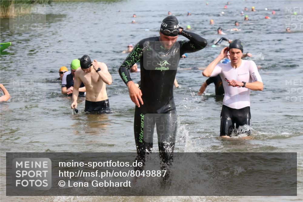 15.06.2025 - 27. Vierlanden-Triathlon Lena Gebhardt http://msf.ph/oto/8049887 15.06.2025 09:55:38 Schwimmen 272, 273, 300, 303, 329, 548 meine-sportfotos.de