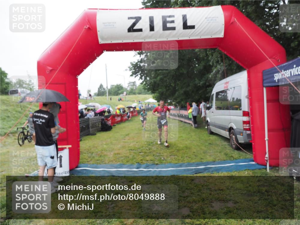 21.06.2025 - 27. Vierlanden-Triathlon MichiJ http://msf.ph/oto/8049888 15.06.2026 14:29:05 Ziel 1176, 1252 meine-sportfotos.de