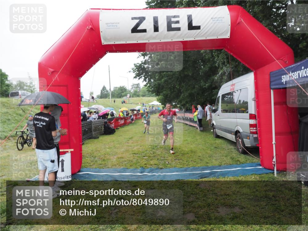 21.06.2025 - 27. Vierlanden-Triathlon MichiJ http://msf.ph/oto/8049890 15.06.2026 14:29:05 Ziel 1176, 1252 meine-sportfotos.de