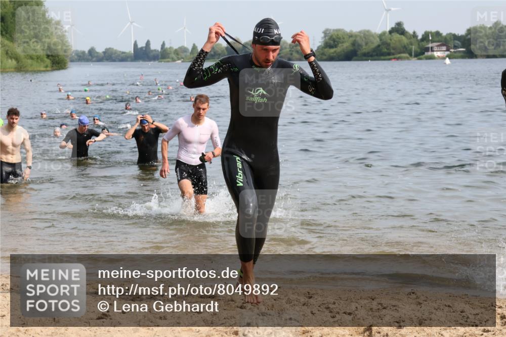15.06.2025 - 27. Vierlanden-Triathlon Lena Gebhardt http://msf.ph/oto/8049892 15.06.2025 09:55:40 Schwimmen 272, 273, 300, 303, 329, 331, 338, 548 meine-sportfotos.de