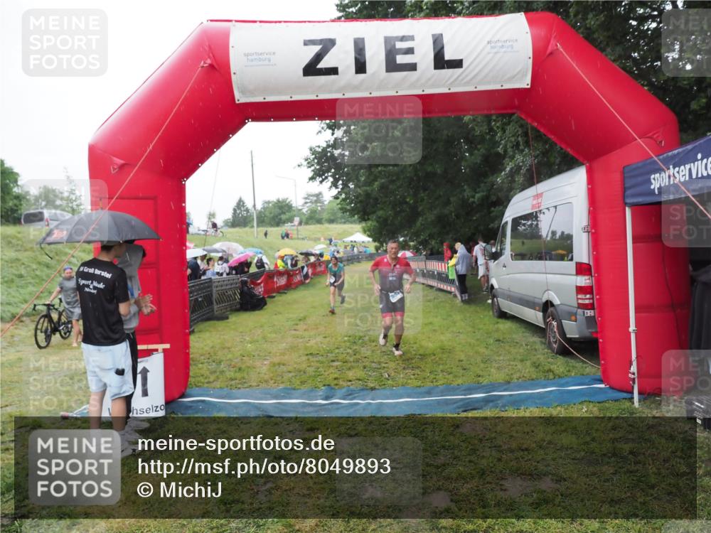 21.06.2025 - 27. Vierlanden-Triathlon MichiJ http://msf.ph/oto/8049893 15.06.2026 14:29:06 Ziel 1176, 1252 meine-sportfotos.de