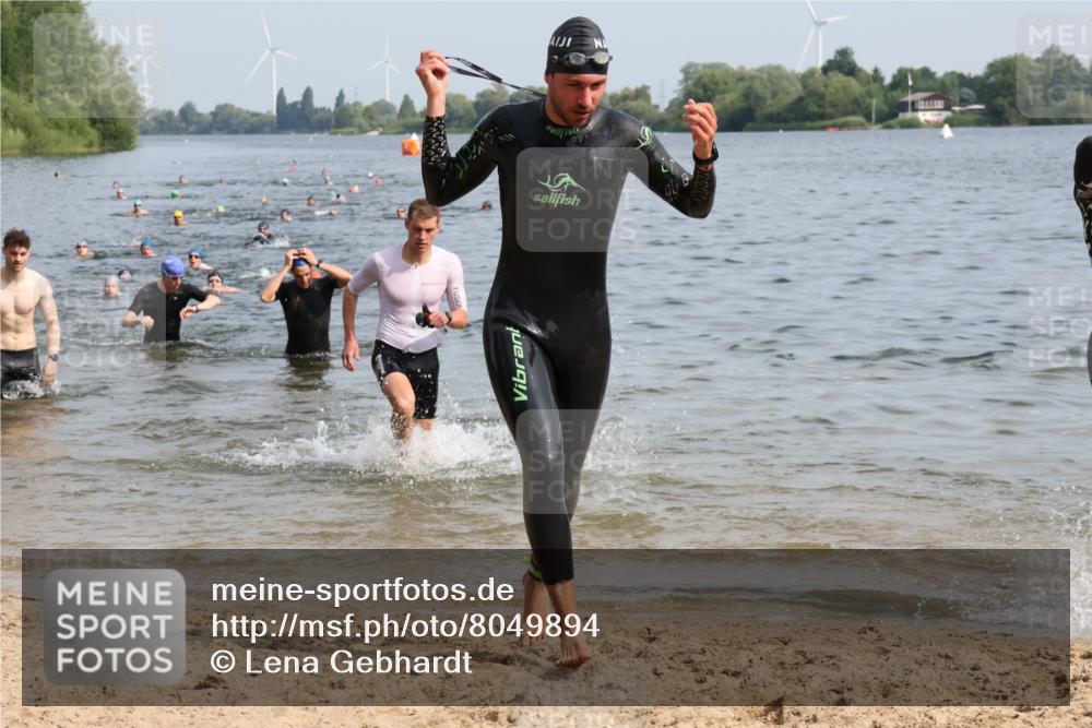 15.06.2025 - 27. Vierlanden-Triathlon Lena Gebhardt http://msf.ph/oto/8049894 15.06.2025 09:55:40 Schwimmen 272, 273, 300, 303, 329, 331, 338, 548 meine-sportfotos.de
