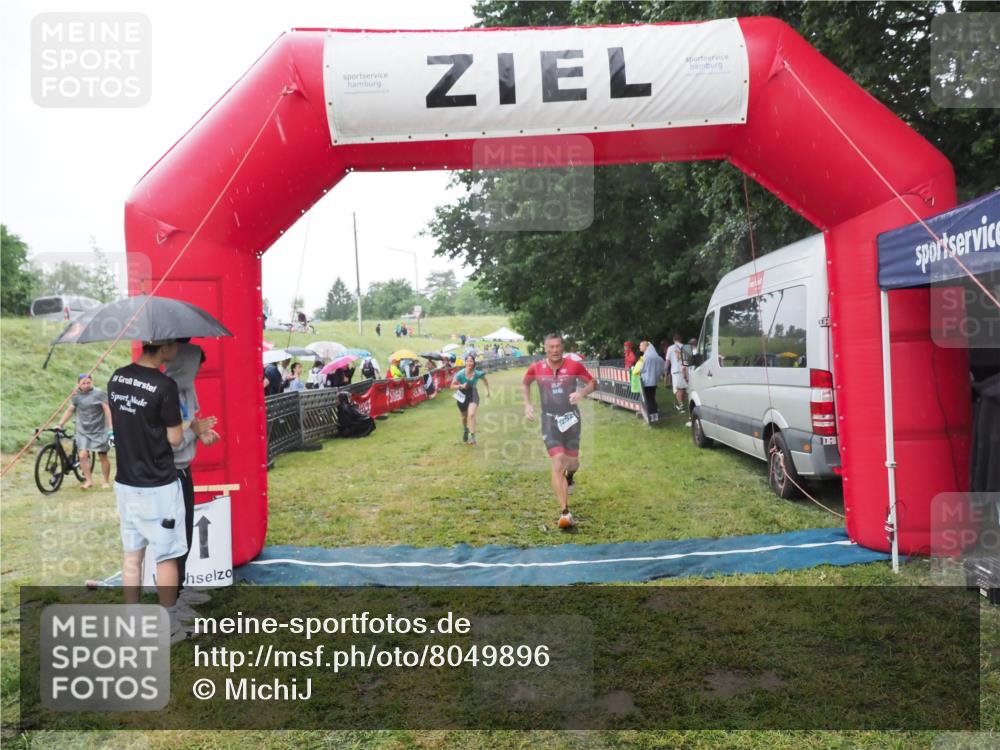 21.06.2025 - 27. Vierlanden-Triathlon MichiJ http://msf.ph/oto/8049896 15.06.2026 14:29:06 Ziel 1176, 1252 meine-sportfotos.de