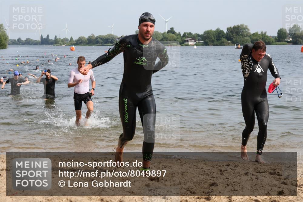 15.06.2025 - 27. Vierlanden-Triathlon Lena Gebhardt http://msf.ph/oto/8049897 15.06.2025 09:55:41 Schwimmen 272, 273, 280, 300, 303, 329, 331, 338, 548 meine-sportfotos.de