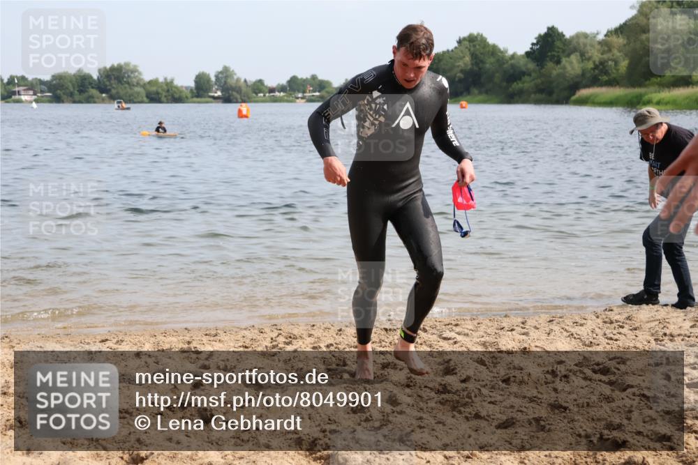15.06.2025 - 27. Vierlanden-Triathlon Lena Gebhardt http://msf.ph/oto/8049901 15.06.2025 09:55:43 Schwimmen 273, 280, 283, 300, 303, 322, 331, 338 meine-sportfotos.de