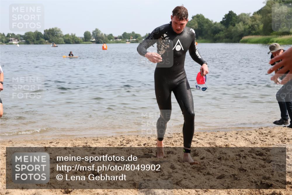 15.06.2025 - 27. Vierlanden-Triathlon Lena Gebhardt http://msf.ph/oto/8049902 15.06.2025 09:55:43 Schwimmen 273, 280, 283, 300, 303, 322, 331, 338 meine-sportfotos.de