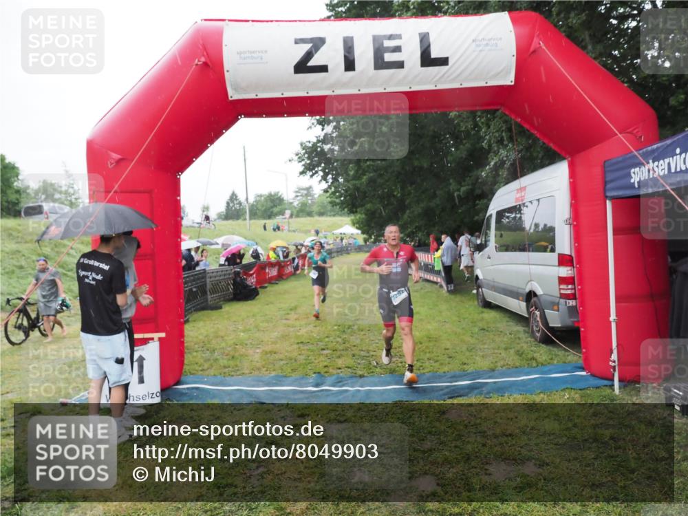 21.06.2025 - 27. Vierlanden-Triathlon MichiJ http://msf.ph/oto/8049903 15.06.2026 14:29:06 Ziel 1176, 1252 meine-sportfotos.de