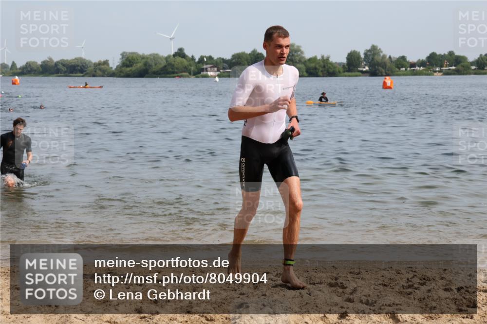 15.06.2025 - 27. Vierlanden-Triathlon Lena Gebhardt http://msf.ph/oto/8049904 15.06.2025 09:55:44 Schwimmen 273, 280, 283, 300, 303, 308, 322, 331, 338 meine-sportfotos.de