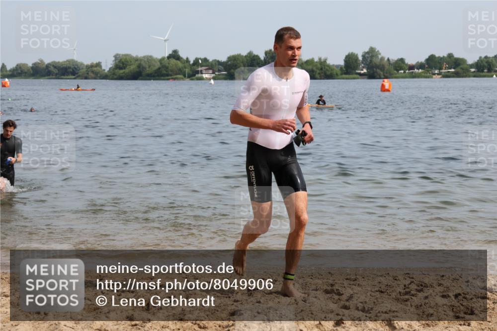 15.06.2025 - 27. Vierlanden-Triathlon Lena Gebhardt http://msf.ph/oto/8049906 15.06.2025 09:55:44 Schwimmen 273, 280, 283, 300, 303, 308, 322, 331, 338 meine-sportfotos.de