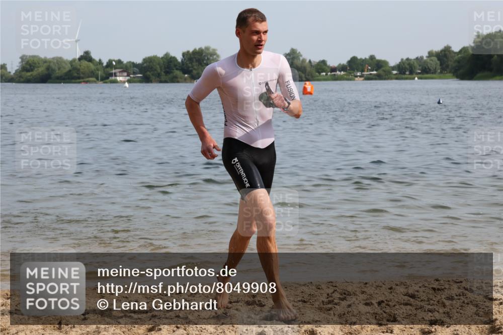 15.06.2025 - 27. Vierlanden-Triathlon Lena Gebhardt http://msf.ph/oto/8049908 15.06.2025 09:55:44 Schwimmen 273, 280, 283, 300, 303, 308, 322, 331, 338 meine-sportfotos.de