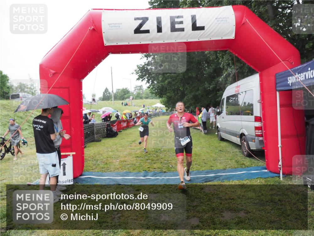 21.06.2025 - 27. Vierlanden-Triathlon MichiJ http://msf.ph/oto/8049909 15.06.2026 14:29:07 Ziel 1176, 1252 meine-sportfotos.de