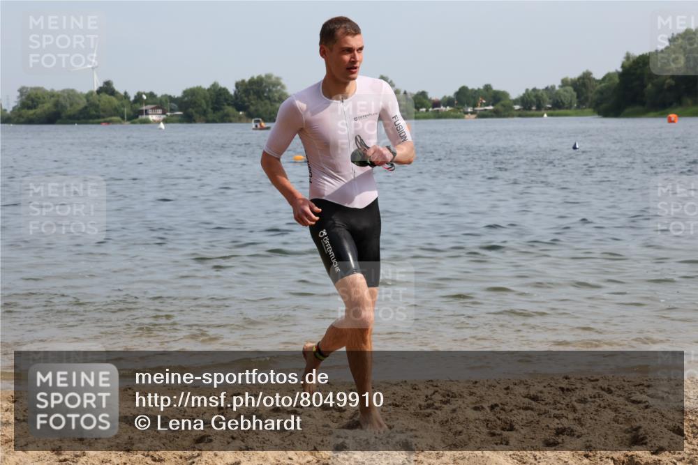 15.06.2025 - 27. Vierlanden-Triathlon Lena Gebhardt http://msf.ph/oto/8049910 15.06.2025 09:55:44 Schwimmen 273, 280, 283, 300, 303, 308, 322, 331, 338 meine-sportfotos.de
