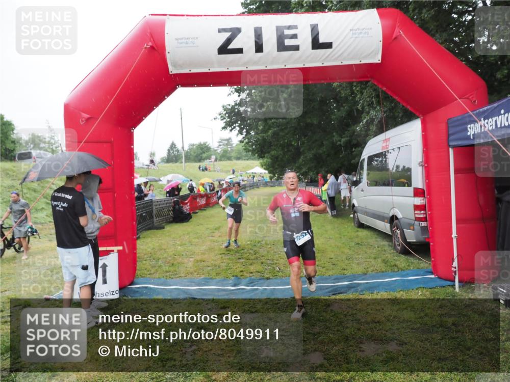 21.06.2025 - 27. Vierlanden-Triathlon MichiJ http://msf.ph/oto/8049911 15.06.2026 14:29:07 Ziel 1176, 1252 meine-sportfotos.de