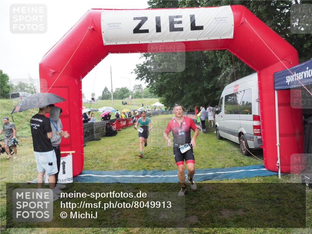 21.06.2025 - 27. Vierlanden-Triathlon MichiJ http://msf.ph/oto/8049913 15.06.2026 14:29:07 Ziel 1176, 1252 meine-sportfotos.de