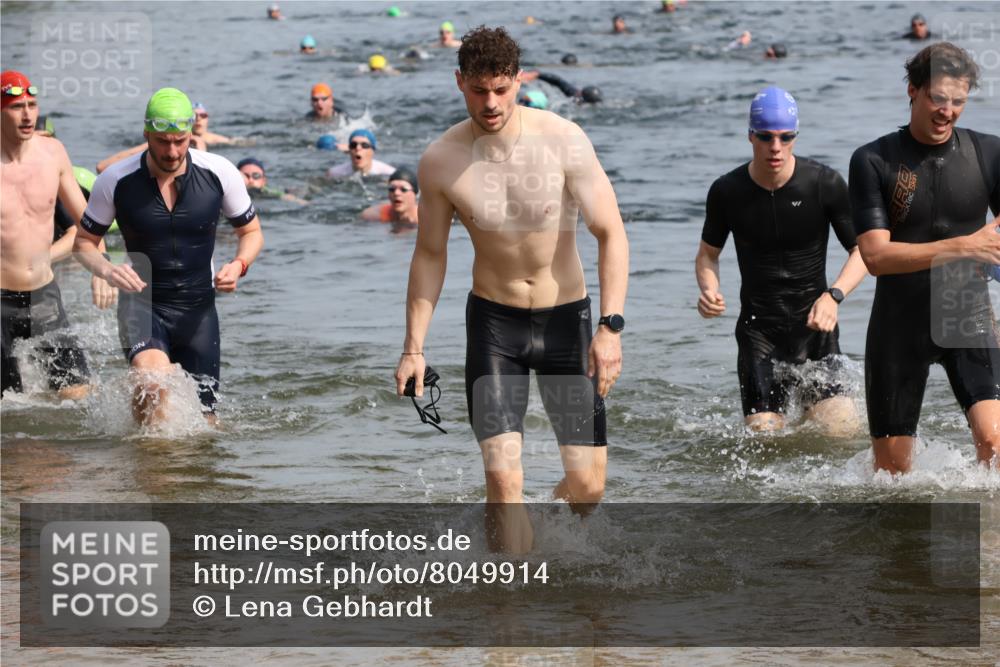 15.06.2025 - 27. Vierlanden-Triathlon Lena Gebhardt http://msf.ph/oto/8049914 15.06.2025 09:55:46 Schwimmen 273, 280, 283, 300, 303, 308, 322, 331, 338 meine-sportfotos.de