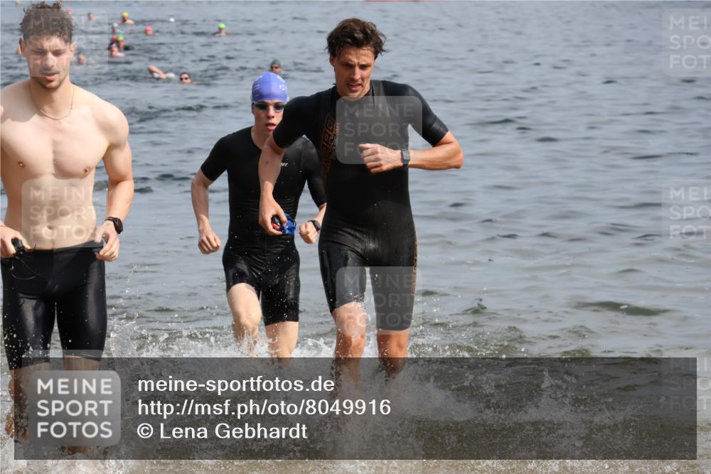 15.06.2025 - 27. Vierlanden-Triathlon Lena Gebhardt http://msf.ph/oto/8049916 15.06.2025 09:55:47 Schwimmen 273, 280, 283, 300, 303, 308, 322, 331, 338 meine-sportfotos.de