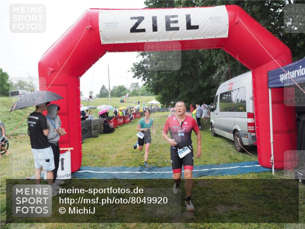 21.06.2025 - 27. Vierlanden-Triathlon MichiJ http://msf.ph/oto/8049920 15.06.2026 14:29:07 Ziel 1176, 1252 meine-sportfotos.de