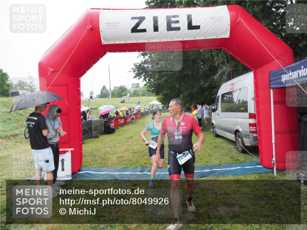 21.06.2025 - 27. Vierlanden-Triathlon MichiJ http://msf.ph/oto/8049926 15.06.2026 14:29:08 Ziel 1176, 1252 meine-sportfotos.de