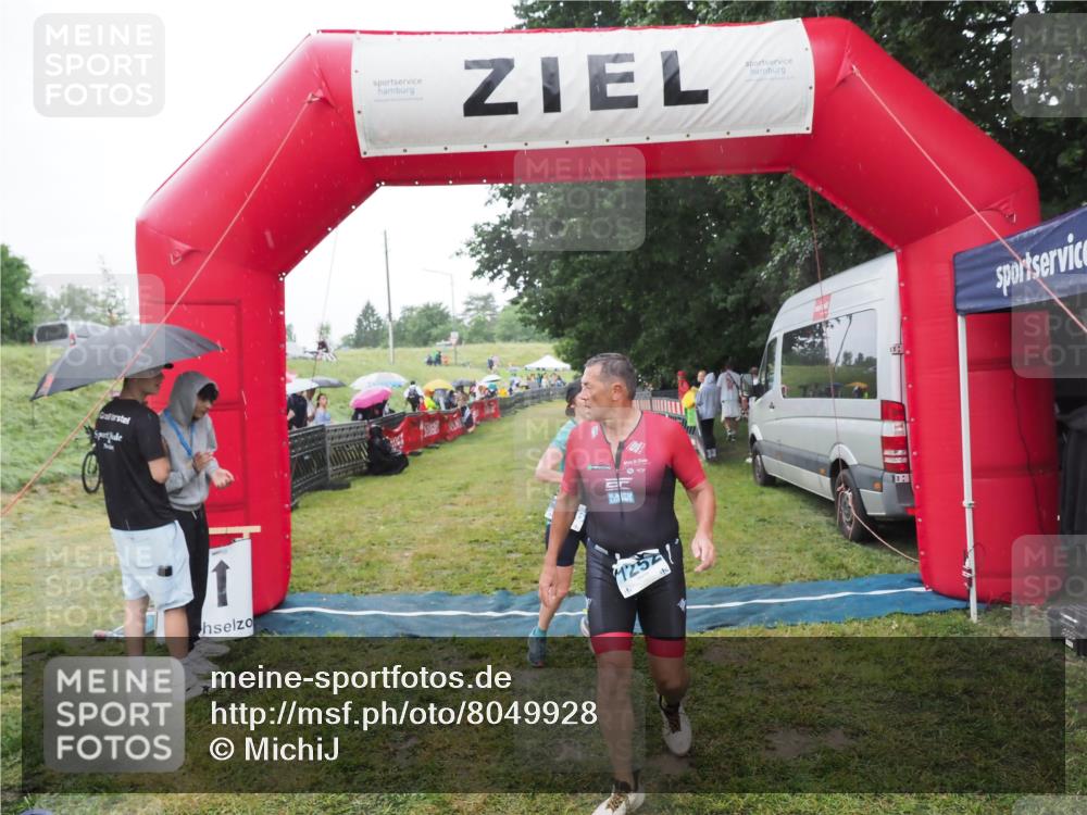 21.06.2025 - 27. Vierlanden-Triathlon MichiJ http://msf.ph/oto/8049928 15.06.2026 14:29:08 Ziel 1176, 1252 meine-sportfotos.de