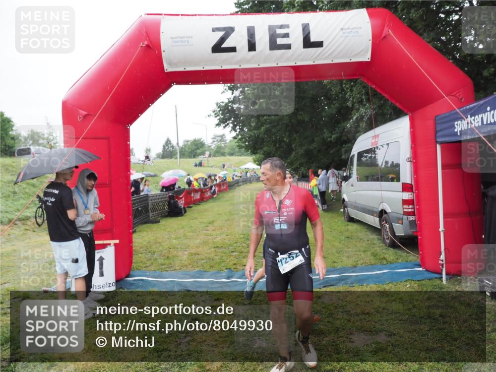 21.06.2025 - 27. Vierlanden-Triathlon MichiJ http://msf.ph/oto/8049930 15.06.2026 14:29:08 Ziel 1176, 1252 meine-sportfotos.de