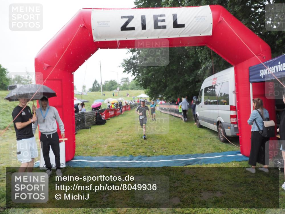 21.06.2025 - 27. Vierlanden-Triathlon MichiJ http://msf.ph/oto/8049936 15.06.2026 14:29:22 Ziel 1223, 1296 meine-sportfotos.de