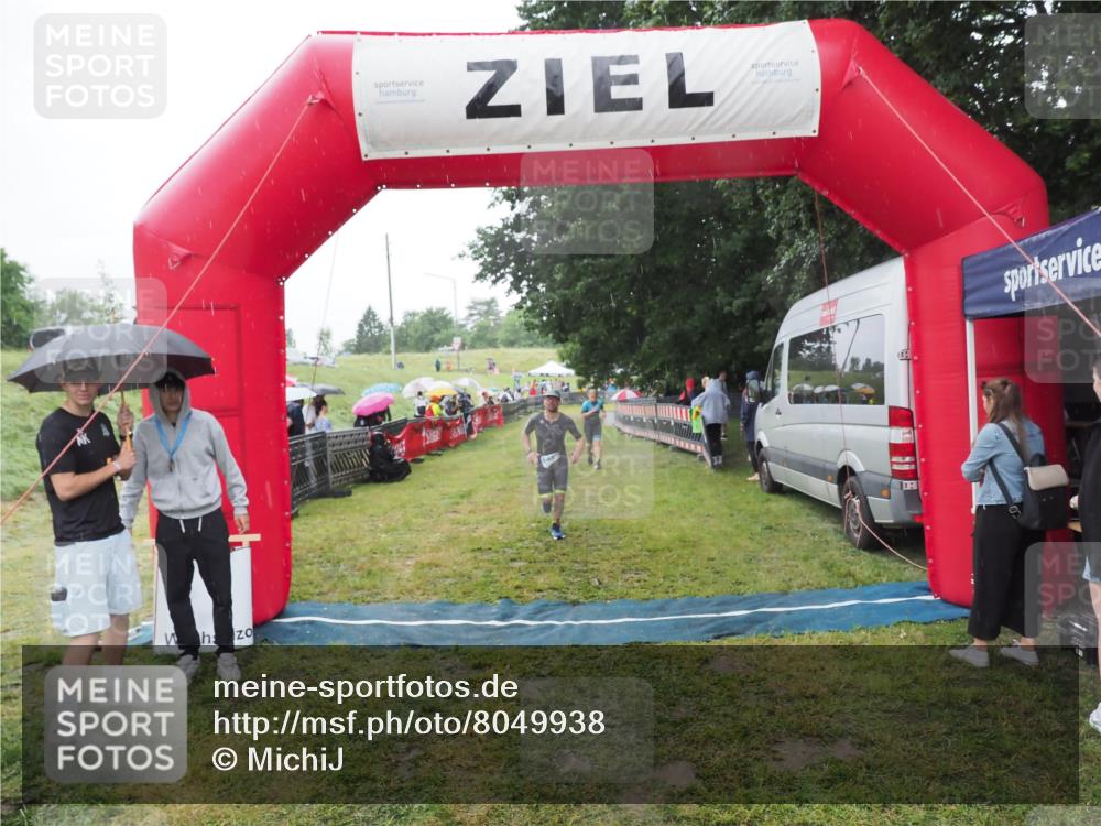 21.06.2025 - 27. Vierlanden-Triathlon MichiJ http://msf.ph/oto/8049938 15.06.2026 14:29:22 Ziel 1223, 1296 meine-sportfotos.de