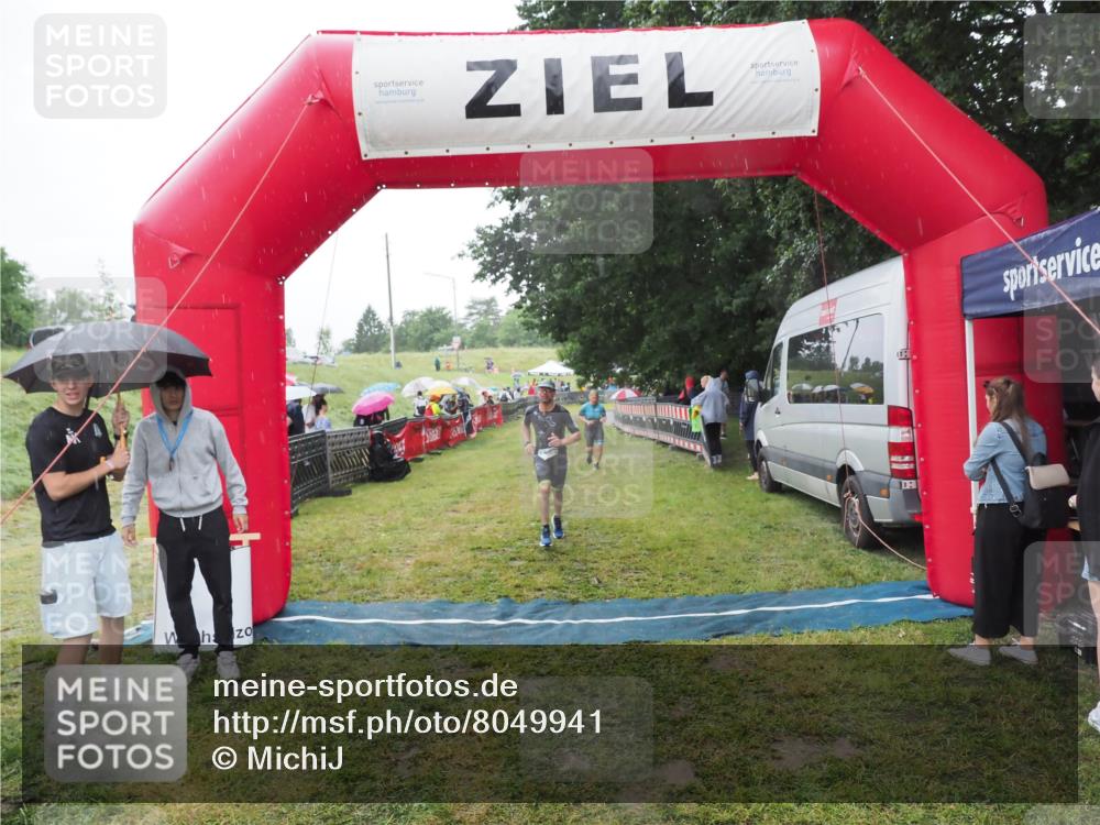 21.06.2025 - 27. Vierlanden-Triathlon MichiJ http://msf.ph/oto/8049941 15.06.2026 14:29:22 Ziel 1223, 1296 meine-sportfotos.de
