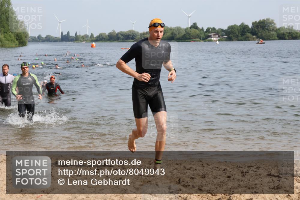 15.06.2025 - 27. Vierlanden-Triathlon Lena Gebhardt http://msf.ph/oto/8049943 15.06.2025 09:55:54 Schwimmen 268, 280, 283, 300, 303, 308, 310, 312, 322, 331, 338 meine-sportfotos.de