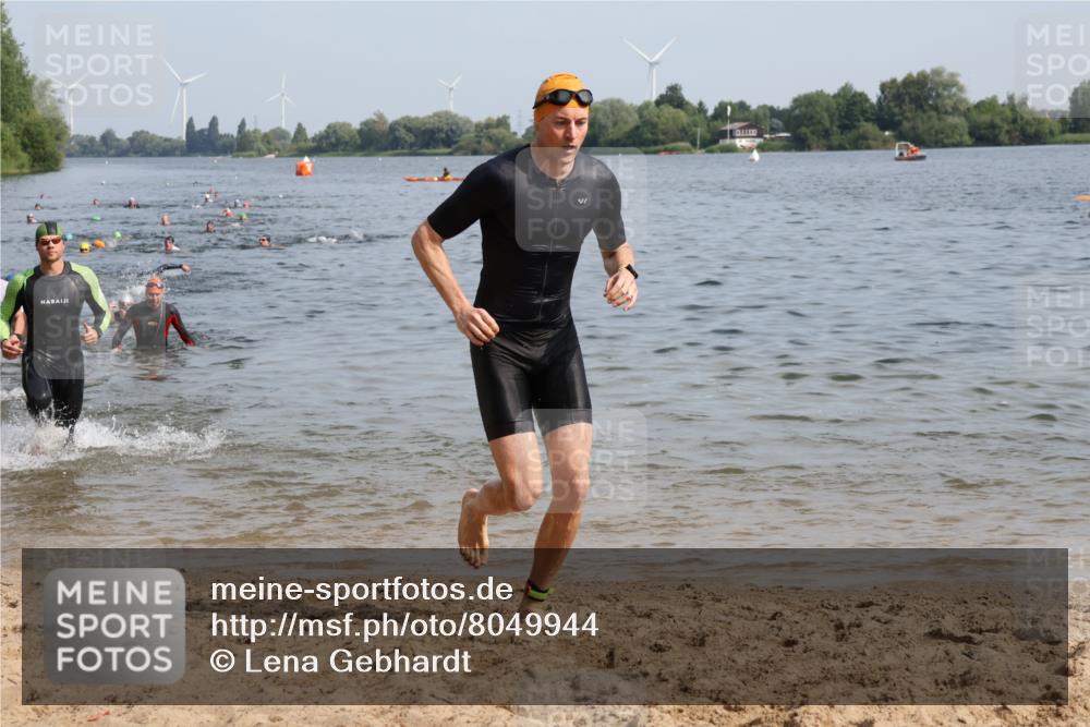 15.06.2025 - 27. Vierlanden-Triathlon Lena Gebhardt http://msf.ph/oto/8049944 15.06.2025 09:55:54 Schwimmen 268, 280, 283, 300, 303, 308, 310, 312, 322, 331, 338 meine-sportfotos.de