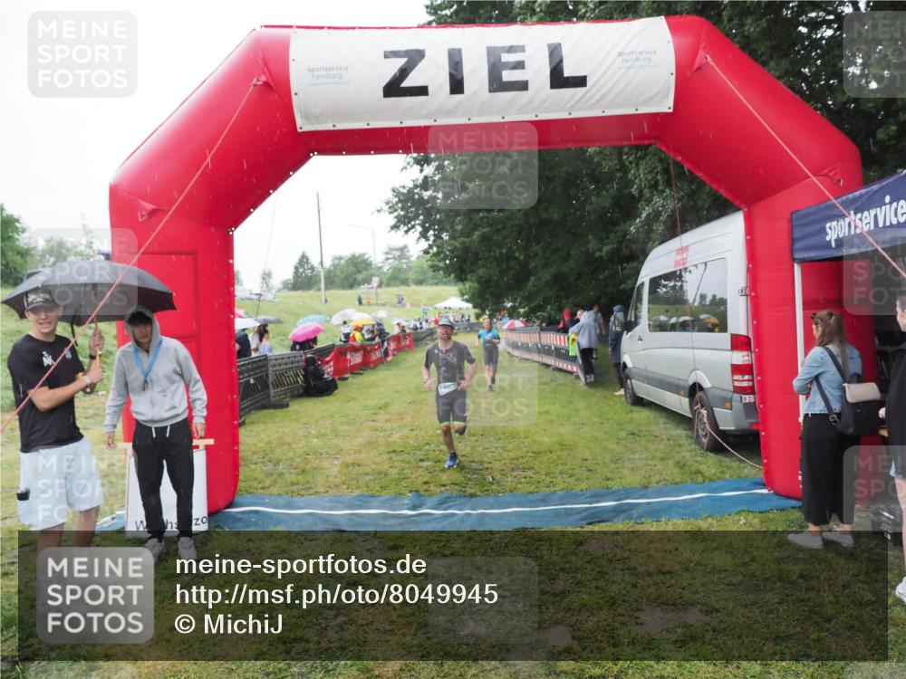 21.06.2025 - 27. Vierlanden-Triathlon MichiJ http://msf.ph/oto/8049945 15.06.2026 14:29:23 Ziel 1223, 1296 meine-sportfotos.de