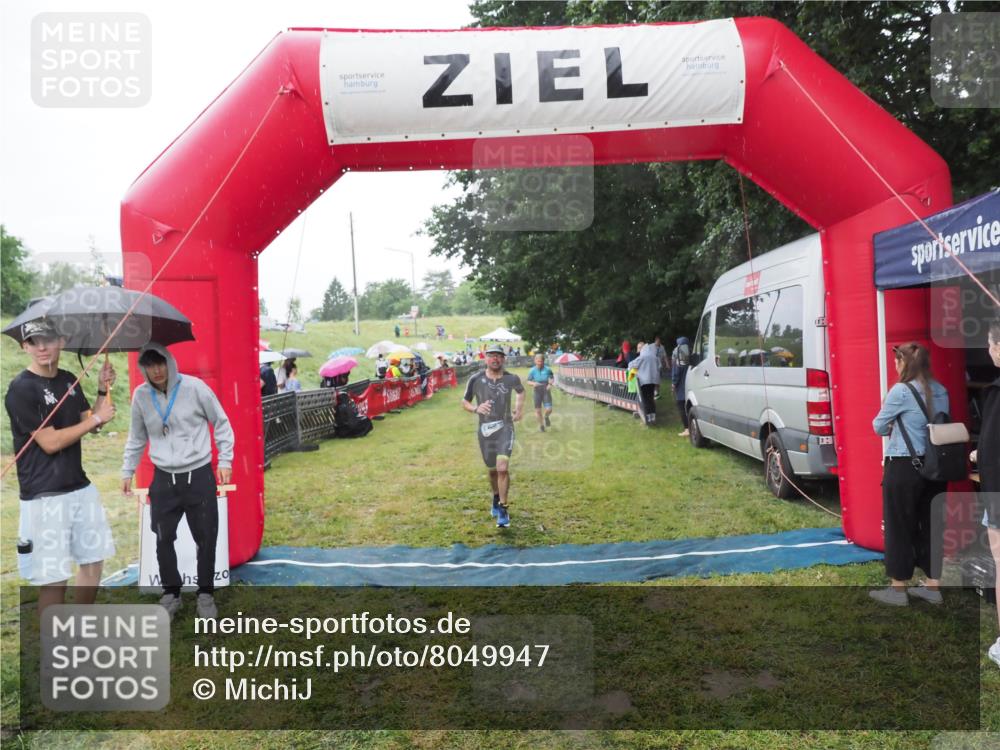 21.06.2025 - 27. Vierlanden-Triathlon MichiJ http://msf.ph/oto/8049947 15.06.2026 14:29:23 Ziel 1223, 1296 meine-sportfotos.de
