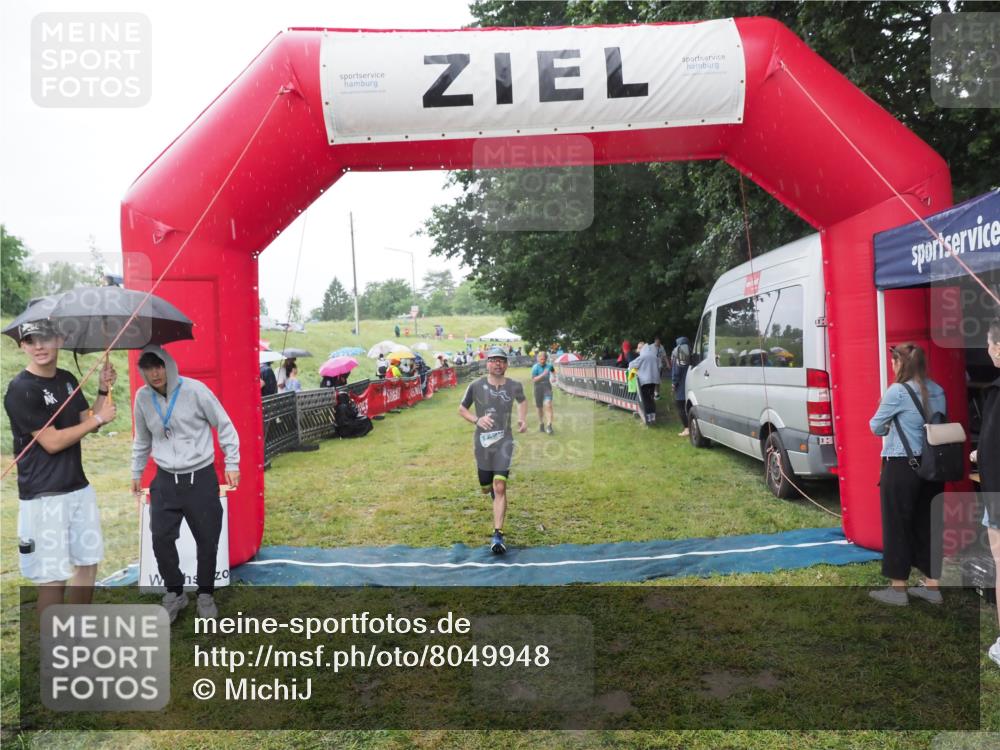 21.06.2025 - 27. Vierlanden-Triathlon MichiJ http://msf.ph/oto/8049948 15.06.2026 14:29:23 Ziel 1223, 1296 meine-sportfotos.de