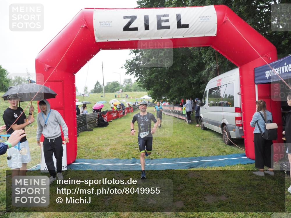 21.06.2025 - 27. Vierlanden-Triathlon MichiJ http://msf.ph/oto/8049955 15.06.2026 14:29:23 Ziel 1223, 1296 meine-sportfotos.de