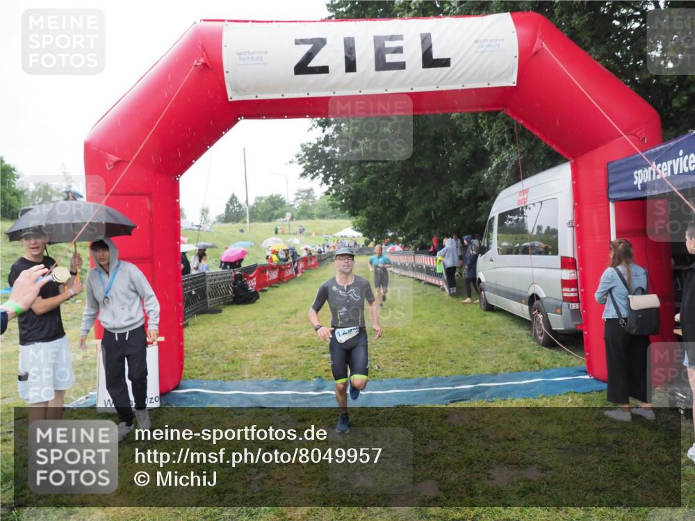 21.06.2025 - 27. Vierlanden-Triathlon MichiJ http://msf.ph/oto/8049957 15.06.2026 14:29:23 Ziel 1223, 1296 meine-sportfotos.de