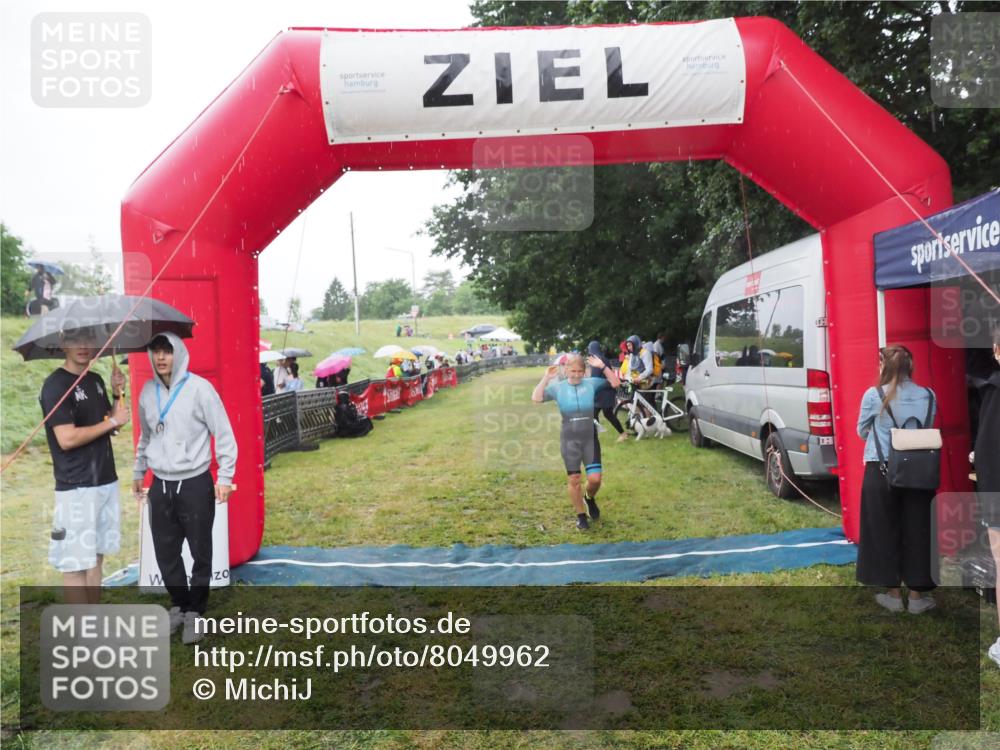 21.06.2025 - 27. Vierlanden-Triathlon MichiJ http://msf.ph/oto/8049962 15.06.2026 14:29:26 Ziel 1223, 1296 meine-sportfotos.de