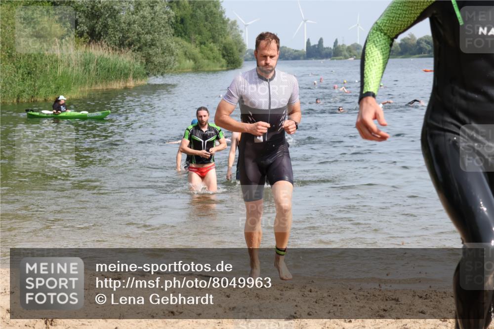 15.06.2025 - 27. Vierlanden-Triathlon Lena Gebhardt http://msf.ph/oto/8049963 15.06.2025 09:55:58 Schwimmen 268, 277, 280, 283, 285, 308, 310, 312, 322, 331, 338, 357 meine-sportfotos.de